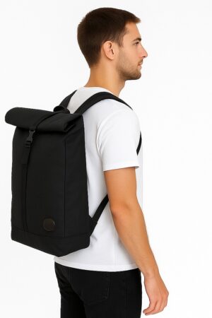 Enter Rolltop Rucksack schwarz mit Laptopfach getragen Rückansicht